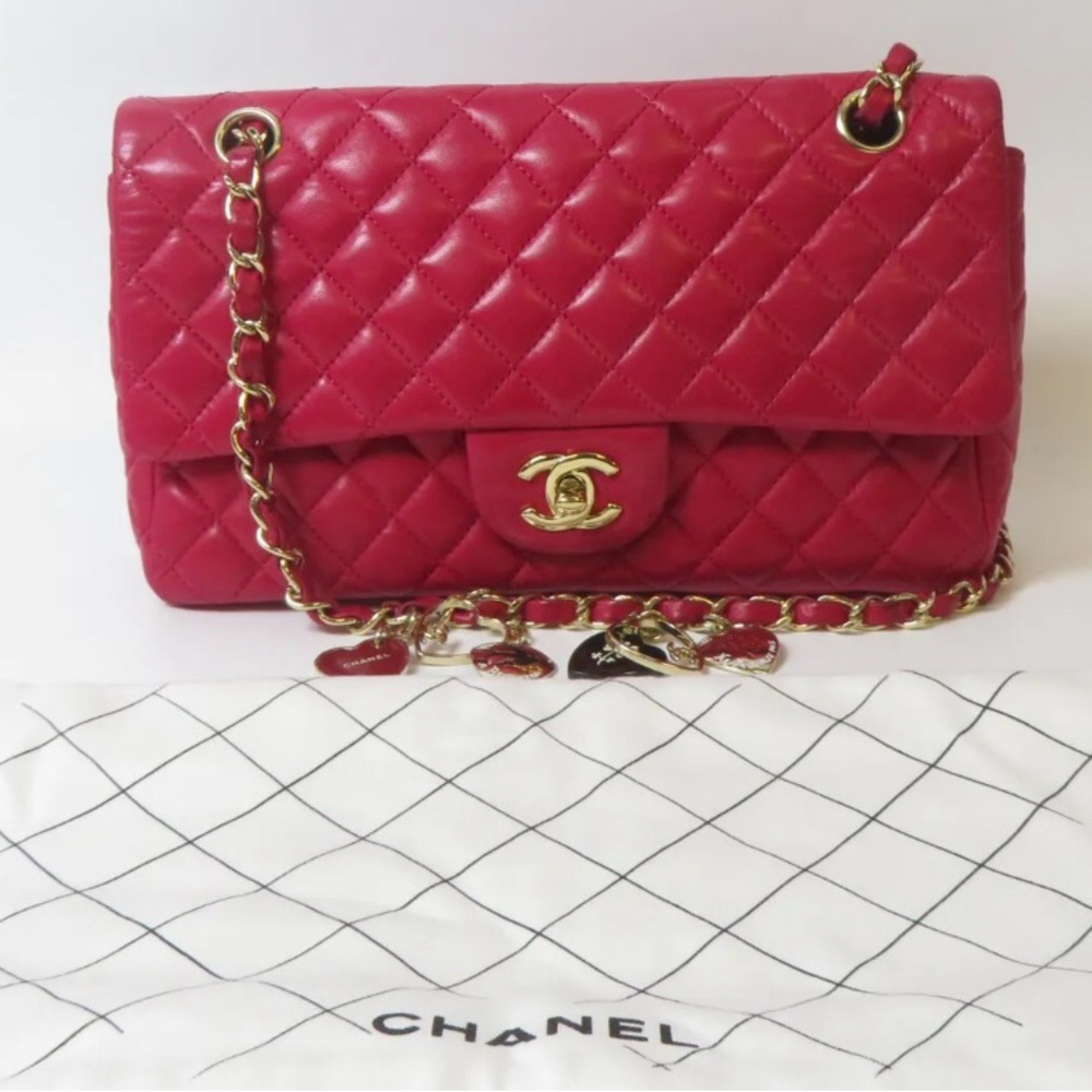 U already know I come with the best red Chanel charmer it’s so dope🌈🌈